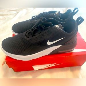 Nike Air Maxx Motion 2 Men’s sz 9